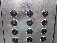 Кнопки вызова в лифте (шрифт Брайля)