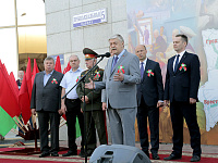 Перед участниками торжественного митинга выступает Чрезвычайный и Полномочный Посол Российской Федерации в Республике Беларусь Евгений Владимирович Лукьянов 