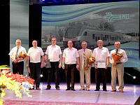 Начальник Белорусской железной дороги Владимир Михайлович Морозов вручает дипломы победителям производственного соревнования за первое полугодие 2016 года