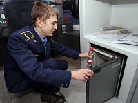 Для комфортной работы локомотивной бригады в кабине установлены микроволновая печь, холодильник и водонагреватель