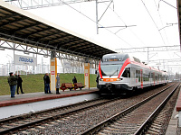 Электропоезд городских линий ЭПг прибывает на остановочный пункт Лошица