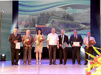 Начальник Белорусской железной дороги Владимир Михайлович Морозов вручает дипломы победителям производственного соревнования за первое полугодие 2016 года