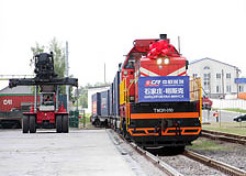 Пилотный контейнерный поезд по новому маршруту из Китая прибыл в Беларусь