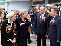 Участники мероприятия общаются перед началом торжественного собрания в Минском дворце культуры и спорта железнодорожников