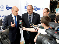 Представитель Международного спортивного союза железнодорожников Дани Гелейн и Начальник Белорусской железной дороги Владимир Морозов отвечают на вопросы СМИ