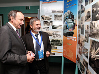 Участники совещания у стенда, посвященного 150-летию Белорусской железной дороги