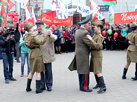 Участники митинга танцуют под «Венский вальс»