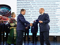 Начальник Белорусской железной дороги Владимир Морозов награждает лучших работников локомотивного хозяйства нагрудными знаками «За безаварийный пробег на локомотиве» 