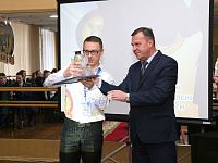 Заместитель Начальника Белорусской железной дороги Петр Васильевич Стоцкий награждает команду Могилевского отделения Белорусской железной дороги, занявшую 3-е место.
