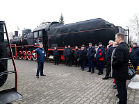 Участники мероприятия осматривают  экспозицию музея железнодорожной техники