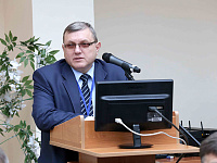 С докладом выступает первый заместитель начальника службы грузовой работы и внешнеэкономической деятельности Белорусской железной дороги Александр Евсюк