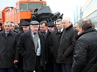 Участники Технико-экономического совета во время осмотра путевой техники Белорусской железной дороги.