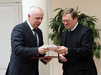 Начальник Белорусской железной дороги вручает руководителю АО «Литовские железные дороги» высшую награду Белорусской железной дороги «Выдатнiк Чыгункi»