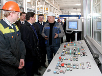 Работники цеха демонстрируют начальнику службы промышленного обеспечения Юрию Мясниковичу работу линии по изготовлению железобетонных шпал
