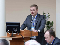 С докладом выступает начальник службы перевозок Белорусской железной дороги Петр Дулуб