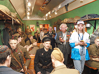 Участники мероприятия во время осмотра экспозиции