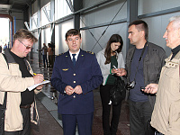 Начальник Могилевского пассажирского участка Василий Николаевич Андреев  знакомит представителей СМИ  с  устройством комплекса