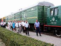 Во время осмотра экспозиции железнодорожной техники на открытой площадке