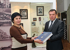 Белорусская железная дорога передала в дар Государственному литературному музею Янки Купалы книгу