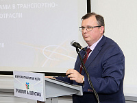 С докладом на специализированном семинаре выступает начальник службы информационных технологий Игорь Отлига