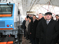 Участники презентации наблюдают за проследованием через станцию Ждановичи нового электровоза БКГ1 с грузовым составом общим весом более 8000 тонн