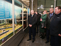Участники мероприятия осматривают  экспозицию музея железнодорожной техники