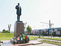 Участники митинга возлагают венки и цветы к памятнику Героя Советского Союза Константина Сергеевича Заслонова