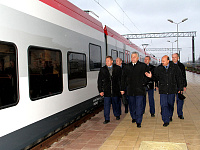 Участники слета осматривают поезд ЭПГ