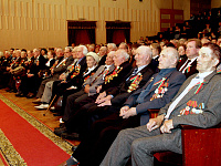 В первом ряду зрительного зала – ветераны и участники Великой Отечественной войны