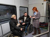 В электропоезде предусмотрены площадки  для детских колясок и для пассажиров с ограниченными возможностями