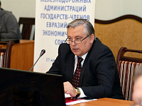 С докладом выступает главный инженер  Белорусской железной дороги Валерий Шубадеров