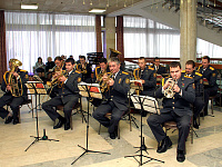 В фойе Дворца культуры и спорта железнодорожников играет духовой оркестр ГУВД Мингорисполкома