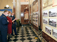 Участники мероприятия во время осмотра исторической выставки в зале ожидания вокзала станции Брест-Центральный