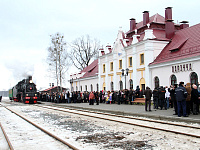 Участники мероприятия наблюдают прибытие ретро-поезда на станцию Поречье
