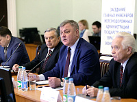 С докладом выступает старший вице-президент ОАО «Российские железные дороги» Валентин Гапанович