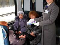 Первые пассажиры поезда региональных линий бизнес-класса во время символического проезда и осмотра участка Бобруйск-Осиповичи.
