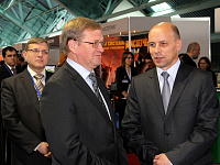 Начальник Белорусской железной дороги Владимир Морозов (справа) и генеральный директор АО «Литовские железные дороги» Стасис Дайлидка осматривают выстаку