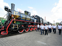Во время осмотра экспозиции железнодорожной техники на открытой площадке
