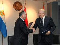 Начальники Белорусской (справа) и Московской (слева) железных дорог поздравили друг друга с подписанием протокола переговоров