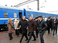 Участники праздничного мероприятия рассаживались по вагонам поезда до станции Поречье согласно местам, указанным в символических билетах
