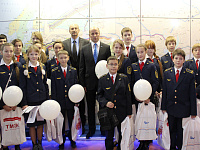 Начальник Белорусской железной дороги Владимир Морозов с воспитанниками Детской железной дороги