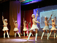 Перад удзельнікамі ўрачыстасці выступаюць творчыя калектывы Беларускай чыгункі