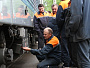 Работники депо осматривают новые локомотивы
