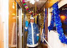 Снегурочки вместо проводниц: в Брест прибыл первый в сезоне новогодний поезд