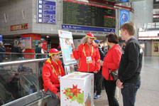 На вокзале станции Минск-Пассажирский в преддверии чемпионата мира по хоккею начали работать волонтеры